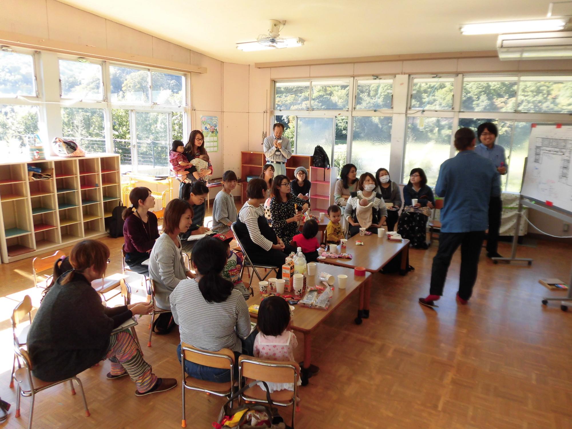 さくらこども園の教室内で行われた約20名が集まった第4回意見交換会の様子の写真
