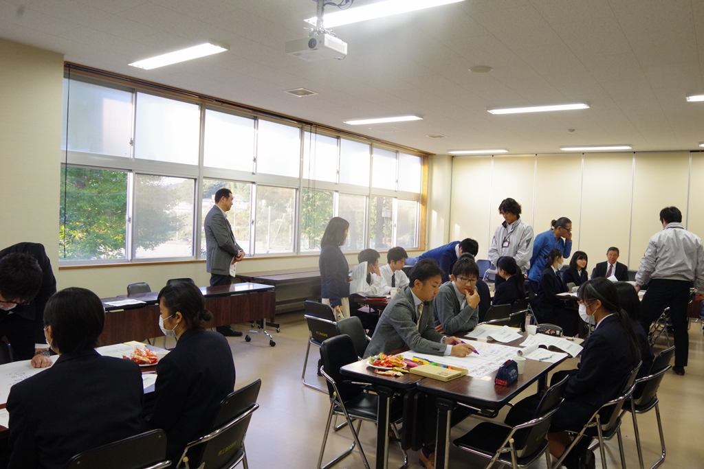 グループで別れて座り、市職員を交えながら話し合いをしている生徒たちの写真