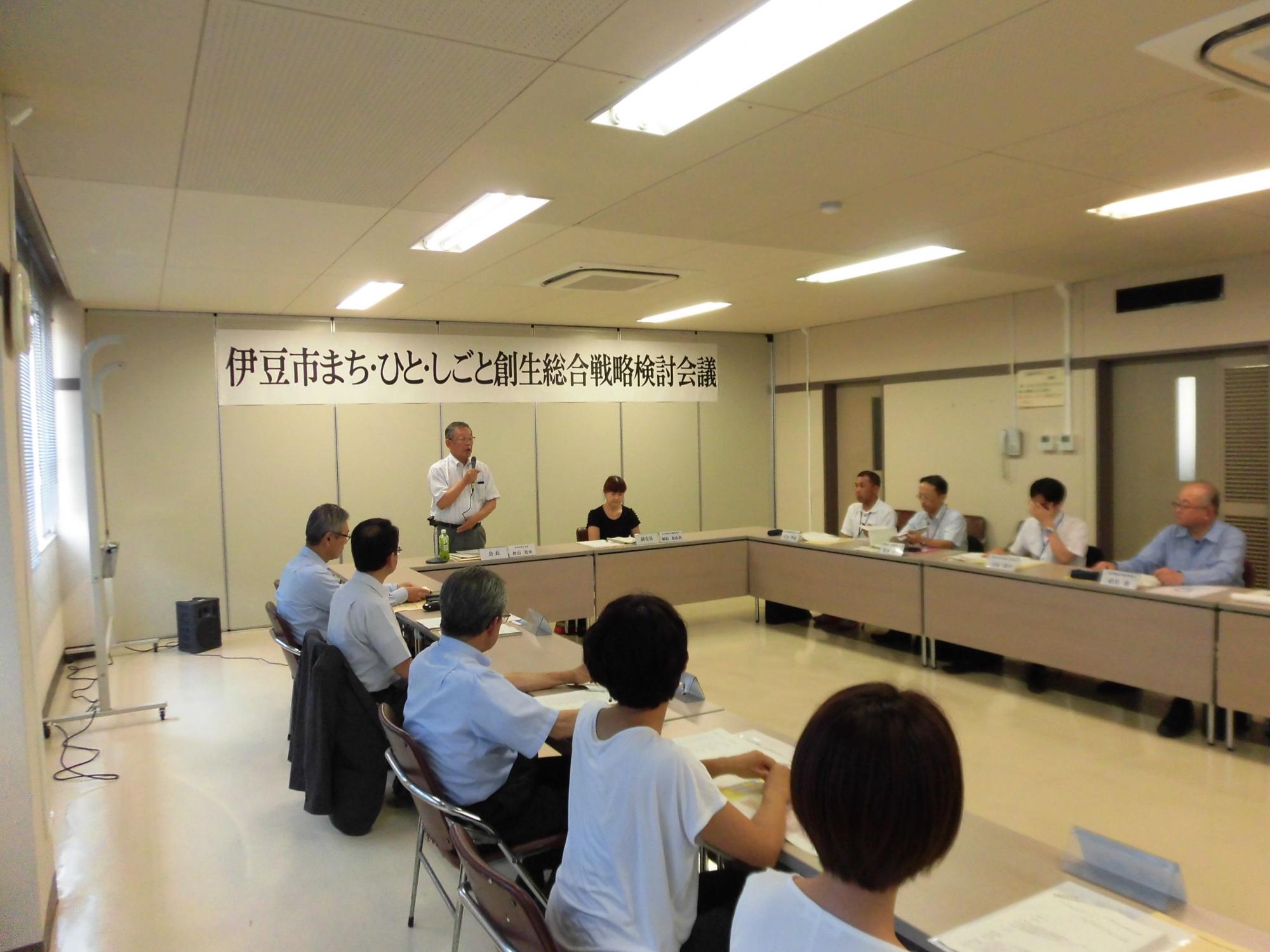 正面の席でマイクをもって立ち会議の進行を行う杉山会長(伊豆市商工会 会長)の写真
