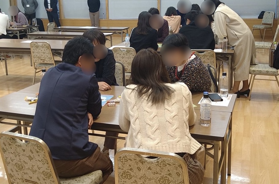 謎解きを楽しむ様子
