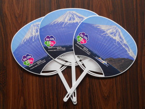 大きく富士山の写真がプリントされたうちわの写真