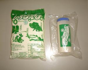 粉せっけん「しろばんば」が入った袋とボトルの写真