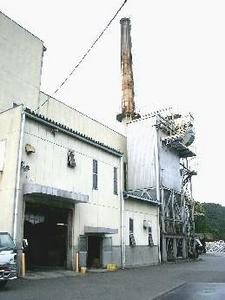 茶色になった煙突のある伊豆市清掃センターの外観写真