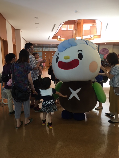 子どもたちや保護者に囲まれるいずっちの写真