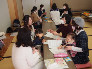 4~5人のグループに分かれ話し合いをしている様子の写真