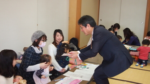 市長が女性にスタッフ賞を手渡す様子の写真