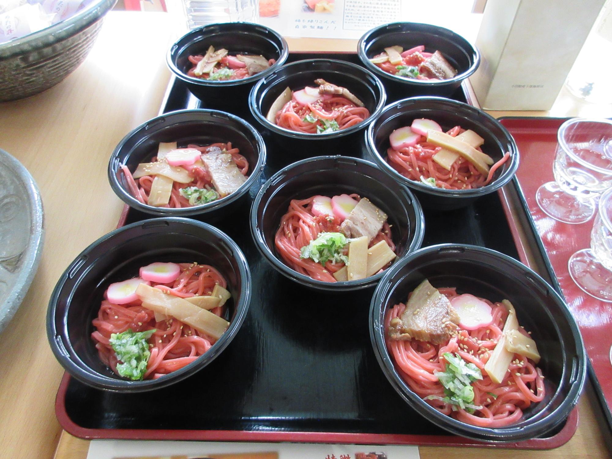 麺が赤みがかった梅ラーメンの写真