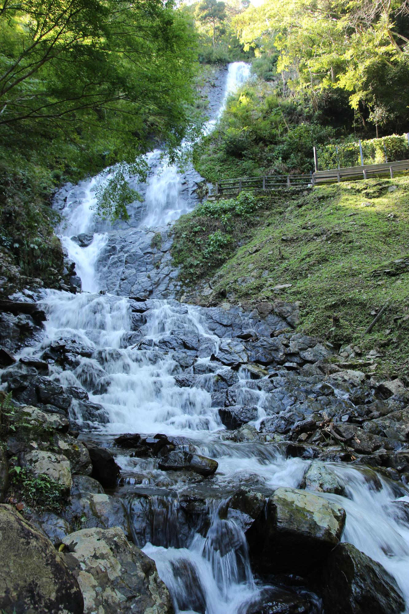 上流から勢いよく流れる旭滝の写真