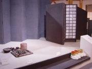 舞台の上に小物や衣装が展示されている写真