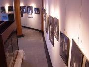 壁に額に入った白黒のポスターが飾られている写真