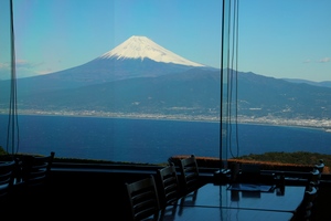 ガラス張りの店内から、富士山が見える写真