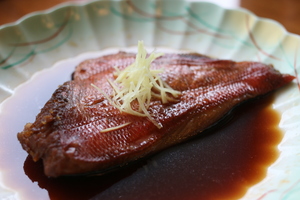 薬味がのせられた金目鯛の煮つけの写真