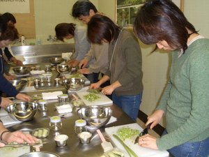 男女がわさびを切っっている写真