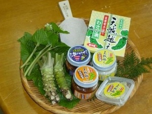 ざるの上に、わさびやわさび漬けなどの商品が並べられた写真