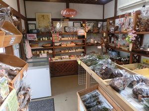 地場産品やお総菜などが陳列している店内の写真