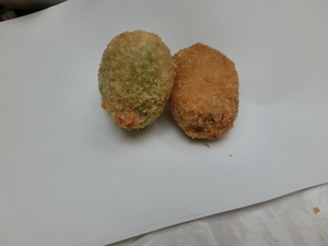 揚げ物が2つ並んでいる写真