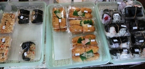 おにぎりや、稲荷が並べられている写真