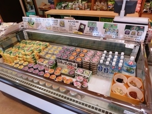 瓶に入ったわさび漬けなどの商品が陳列している写真