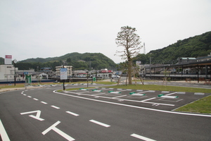 中央に大きな木がある駅北駐車場の写真