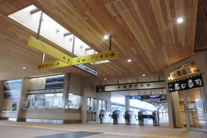 修善寺駅の改札口近くの構内の写真