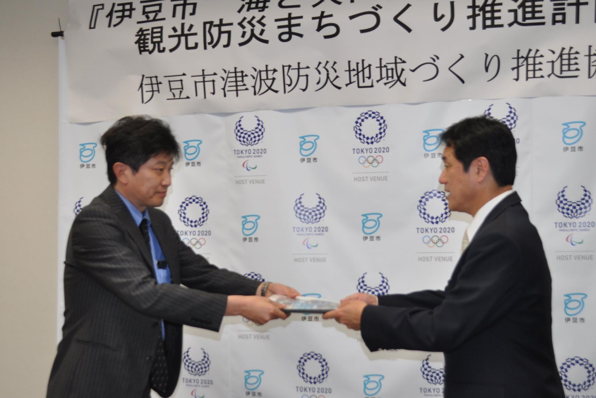 市長が答申を協議会 加藤会長から受け取っている写真