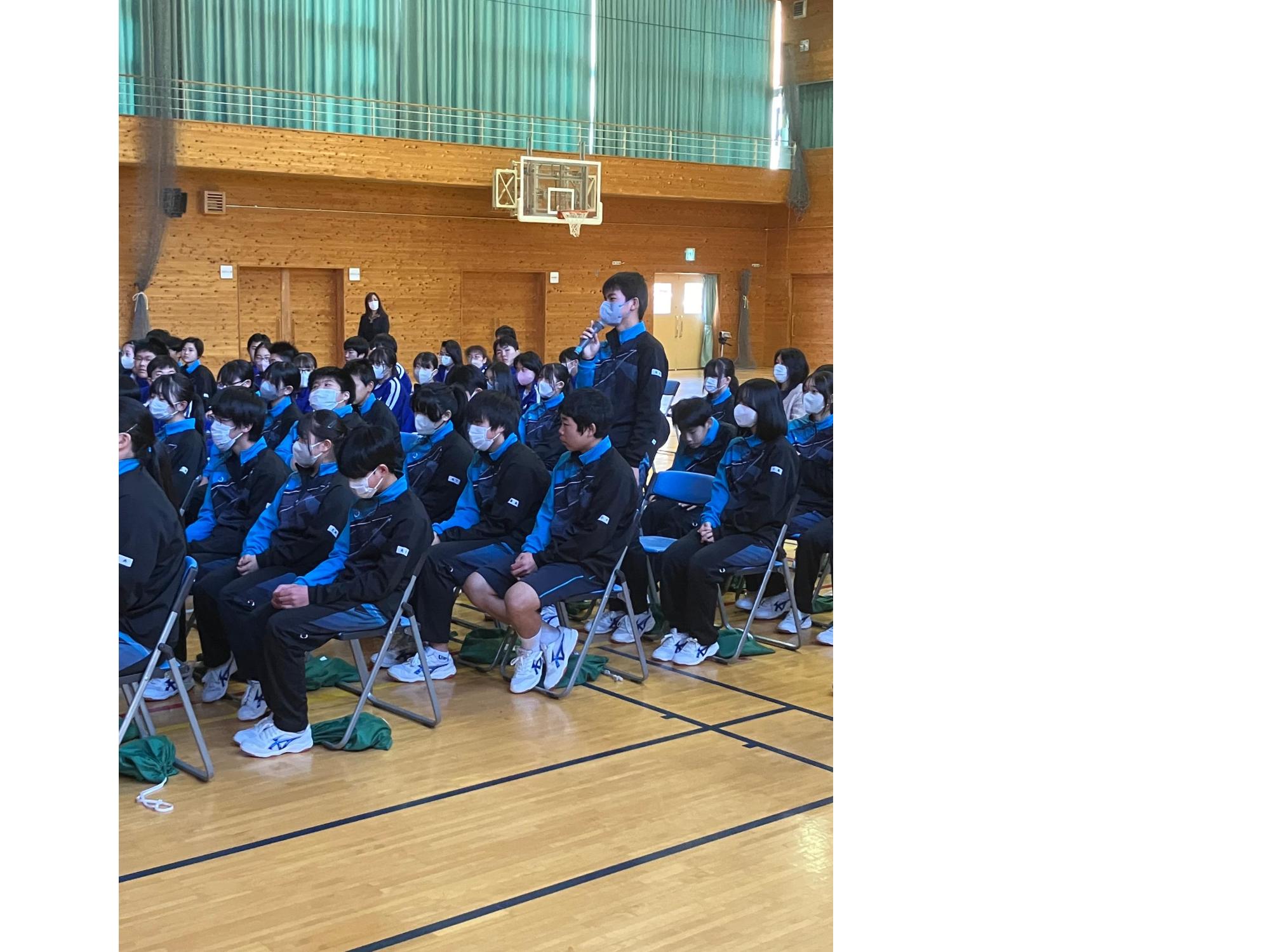 生徒が質問をしている様子