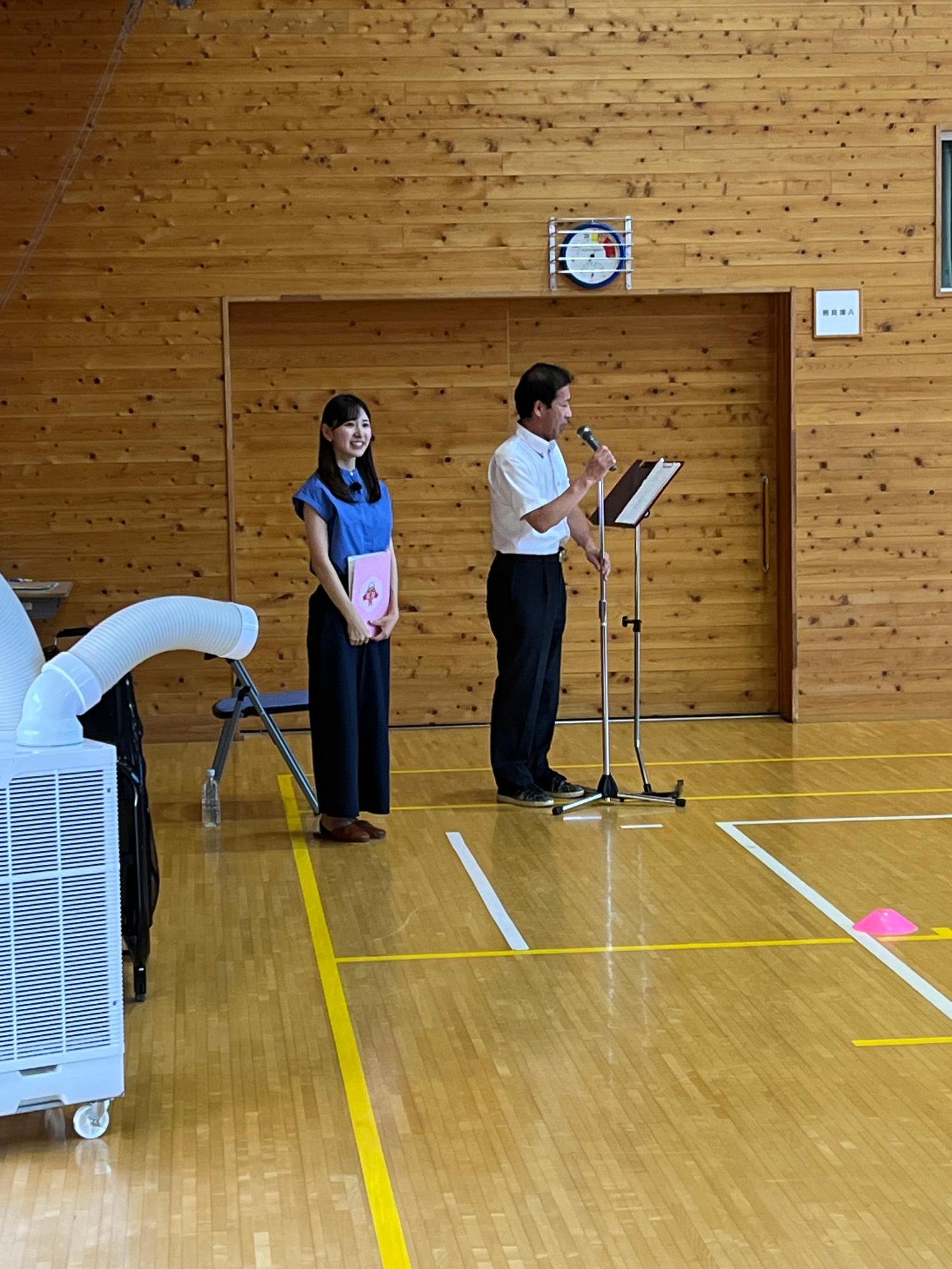小倉氏が司会を務めている様子