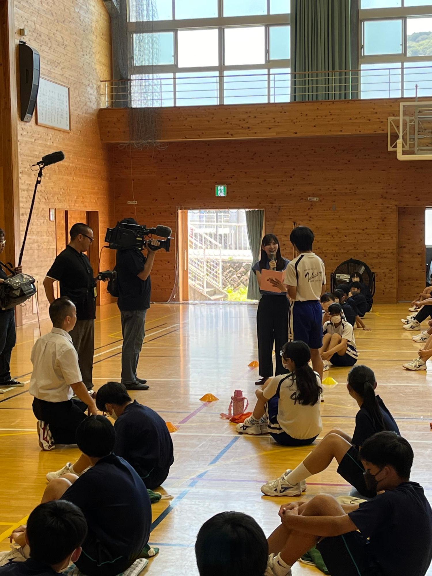 小倉アナが生徒にインタビューしている様子