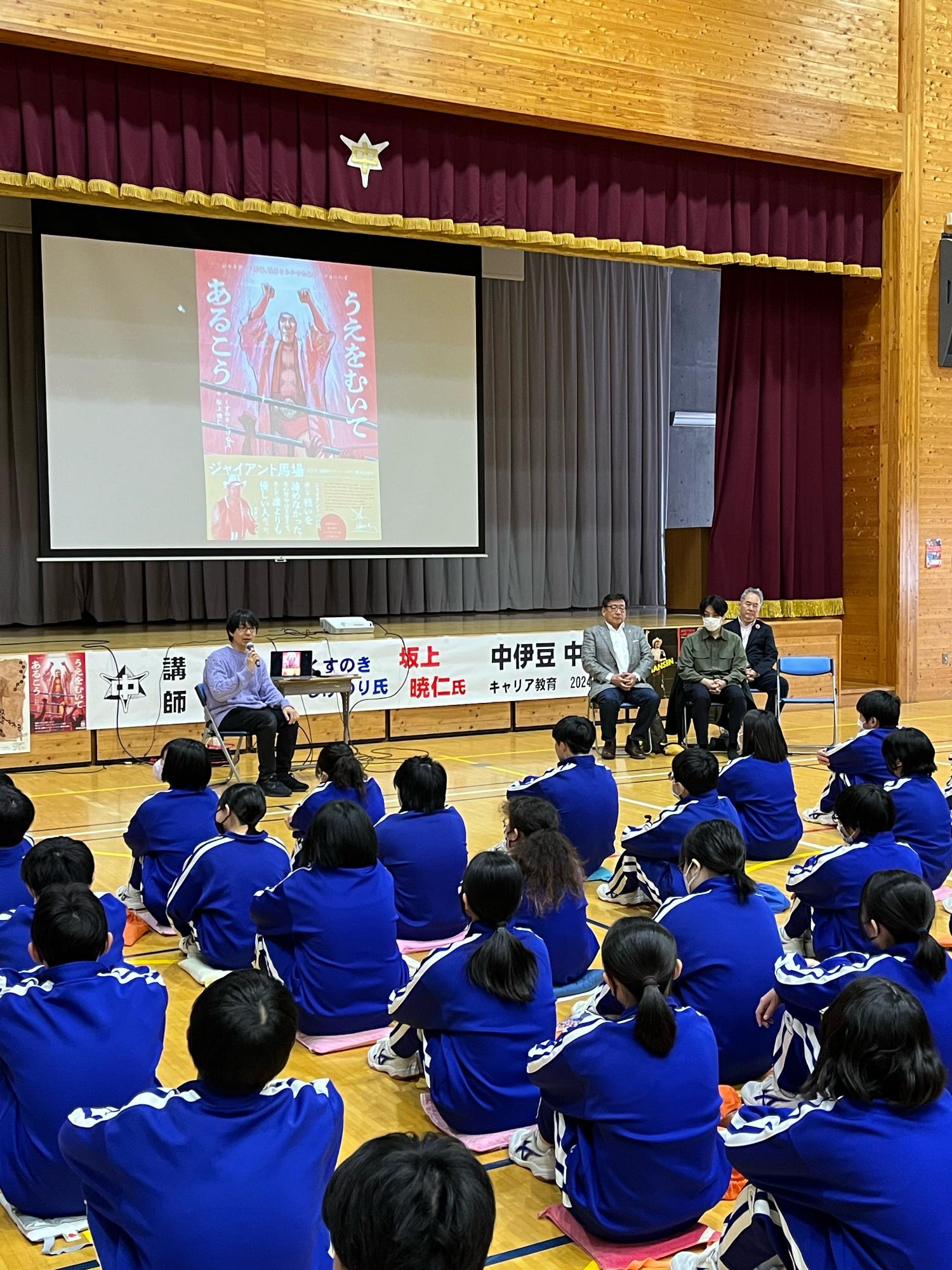 出版や作家、漫画家による講演の様子