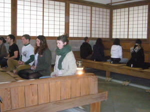 外国人の方々が並んで座り座禅を組んでいる写真