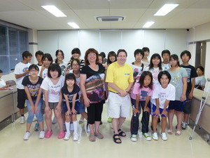 中央にモナさんとブレントさんが立ちその周りに生徒たちが立っている集合写真