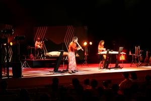 ステージの上で琴や尺八などの演奏を披露する「Rin'」の方々の写真