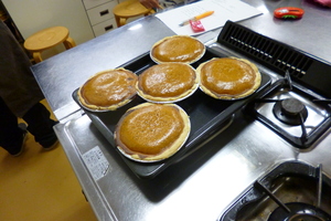 綺麗な焼き色のついた丸いパンプキンパイが5個置かれている写真