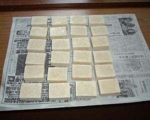 長方形に成形された24個の石鹸が新聞紙の上に乗せられている写真