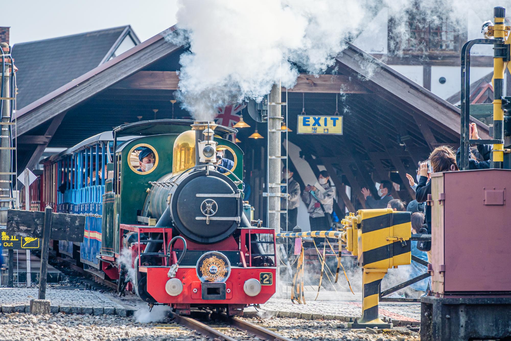 沢山の方々が見に来られ、煙を出し出発するロムニー鉄道の写真