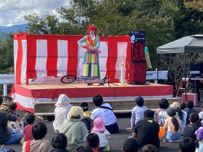 昨年度のステージイベント（バルーンアート）の様子