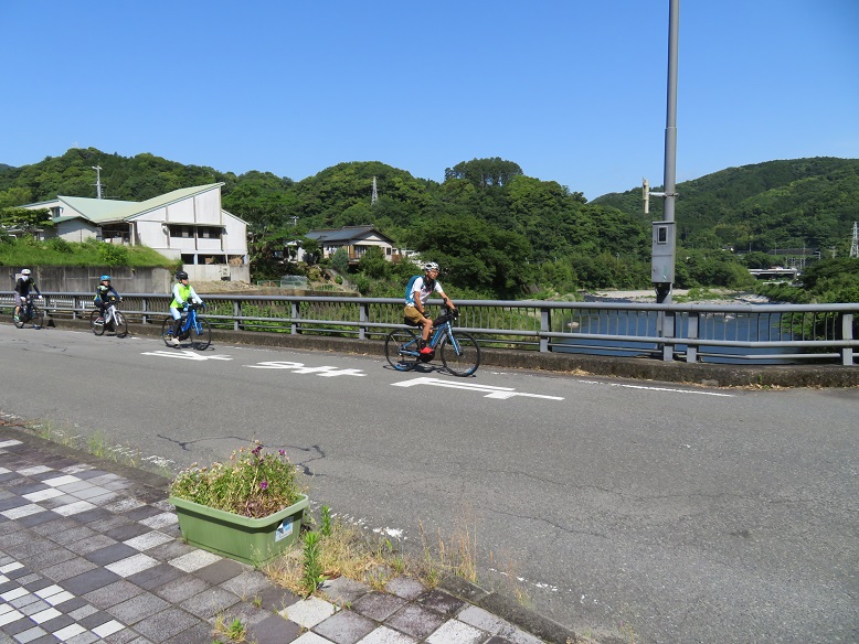 自転車に乗った参加者が、橋の上を走行している写真