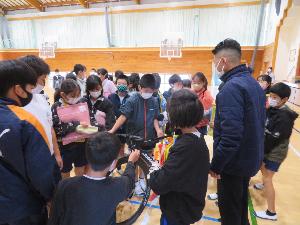 競技用自転車に興味津々な様子