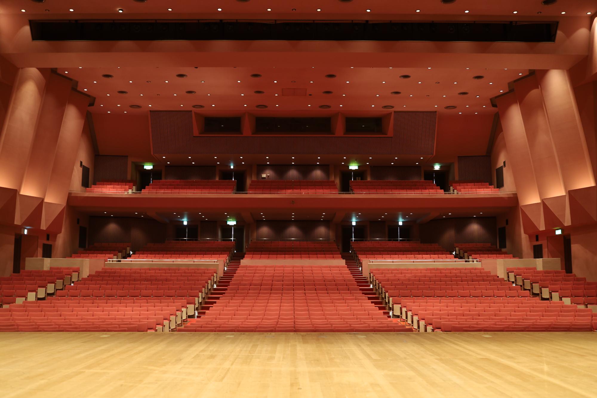 大ホールの舞台から見える観客席の写真