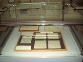 「伊豆の踊子」の原稿がガラスケースに入れられ、展示されている写真