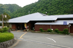 三角屋根に、茶色い壁の湯の国会館の外観写真