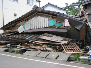 地震で家の土台が崩れた家の写真