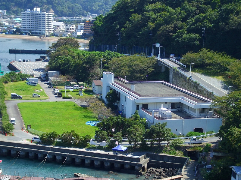 海に面した土肥浄化センターの航空写真