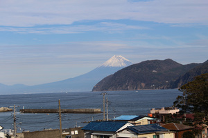 避難タワーの屋上から見える、海の遠方の山並みから富士山が見える写真