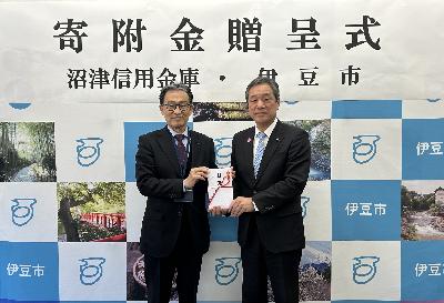 贈呈式の様子 鈴木理事長と菊地市長