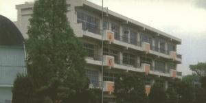 3階建ての校舎を左斜め側から撮影した修善寺東小学校の写真