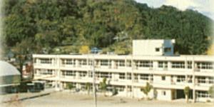少しと奥の高い位置から校舎全体が写るように撮られた修善寺南小学校の写真