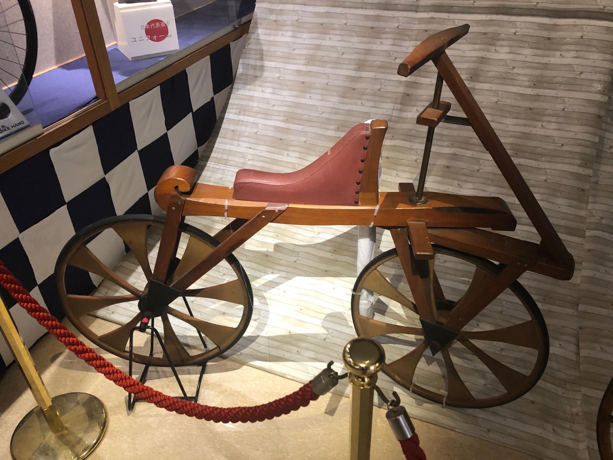木製の世界最古の自転車「ドライジーネ」が展示されている写真