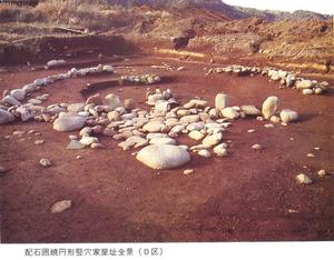 白い大きさの違う石が手前の方から、左右に置かれている写真