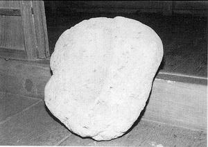 大きな薄い丸のような形をした石の白黒写真